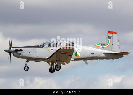 Einer der Silver Swallow Pilatus PC-9 des irischen Luftkorps kommt auf der RIAT 2022 an. Stockfoto