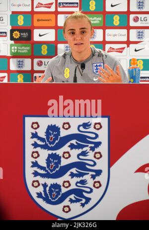 Englands Georgia Stanway während eines Medientages im Lensbury, Teddington. Georgia Stanway glaubt, dass es an der Zeit ist, „aufzuhören, darüber zu reden, wie groß der Frauenfußball wird, und darüber zu reden, wie groß er ist“, während England sich auf das Finale der Euro 2022 am Sonntag gegen Deutschland in Wembley vorbereitet. Bilddatum: Freitag, 29. Juli 2022. Stockfoto