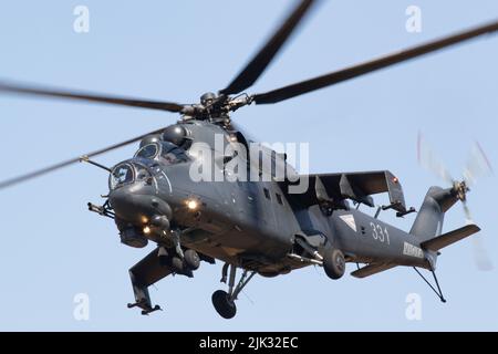 MIL Mi-24P Hind der ungarischen Luftwaffe bei Royal International Aircraft Tattoo 2022, RAF Fairford. Stockfoto