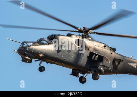 MIL Mi-24P Hind der ungarischen Luftwaffe bei Royal International Aircraft Tattoo 2022, RAF Fairford. Stockfoto