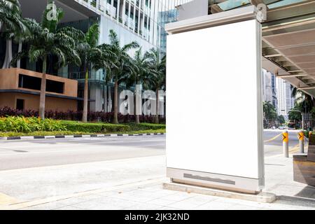Digitale Medien leere Werbung Plakatwand in der Bushaltestelle, leere Plakatwände öffentlichen kommerziellen mit Passagieren, Schild für Produktwerbung des Stockfoto