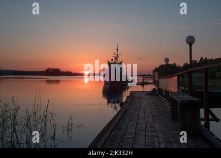 Kizhi, Republik Karelien / Russland - CA. Juni 2018: Sonnenuntergang auf der Insel Kizhi. Stockfoto