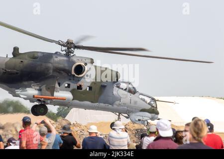 Die tschechische Luftwaffe Mil Mi-35 Hind verlässt die RAF Fairford. Stockfoto