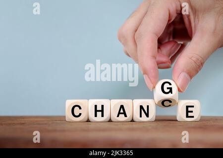 Hand ändern Wort von CHANCE zu ÄNDERN auf Holzwürfel Stockfoto