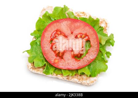 Reiskuchen-Sandwich mit Tomaten und Salat - isoliert auf Weiß. Einfaches Frühstück. Diät-Essen. Schnelle und gesunde Sandwiches. Knäckebrot mit leckerer Füllung. Gesunde Ernährung Snack - Isolation Stockfoto