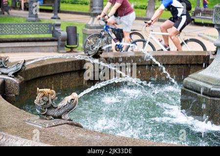 Ein Fragment des Stadtbrunnens in Form von Fischen an einem warmen Sommertag. Stockfoto