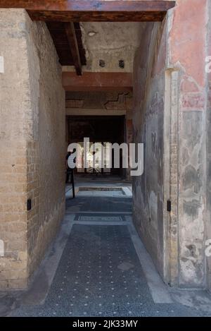 HERCULANEUM, ITALIEN - 04. MAI 2022 - Eingang zum Haus der toskanischen Kolonnade, Italien Stockfoto