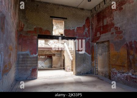 HERCULANEUM, ITALIEN - 04. MAI 2022 - Haus des schönen Hofes in Herculaneum, Italien Stockfoto