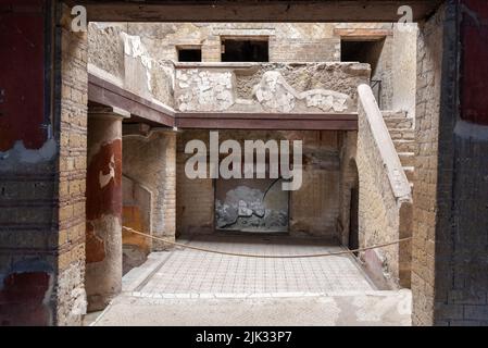 HERCULANEUM, ITALIEN - 04. MAI 2022 - Haus des schönen Hofes in Herculaneum, Italien Stockfoto