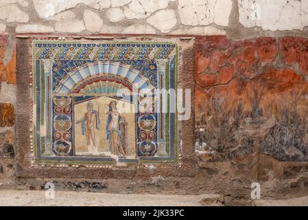 HERCULANEUM, ITALIEN - 04. MAI 2022 - Haus von Neptun und Amphitrit in Herculaneum, Italien Stockfoto