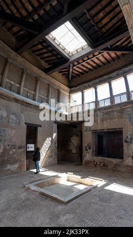 HERCULANEUM, ITALIEN - 04. MAI 2022 - Atrium des Hauses Sannitica in Herculaneum, Italien Stockfoto