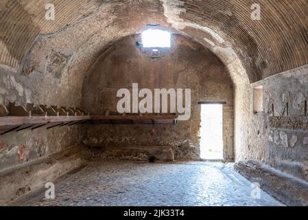 HERCULANEUM, ITALIEN - 04. MAI 2022 - Antike Marienheilbäder in der römischen Stadt Herculaneum, Italien Stockfoto