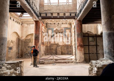 HERCULANEUM, ITALIEN - 04. MAI 2022 - Augustussaal in Herculaneum, Italien Stockfoto