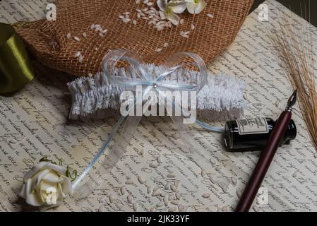 Komposition für Hochzeit mit Strumpfband Stockfoto