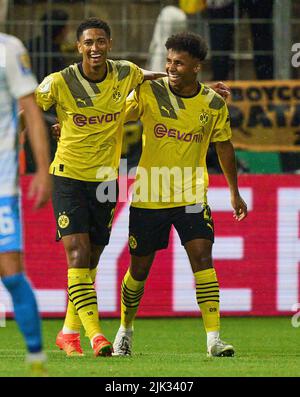 München, Deutschland. 29.. Juli 2022. Karim Adeyemi, BVB 27 feiert sein Ziel, glücklich, lachen, feiern, 0-3 mit Jude Bellingham , Nr. 22 BVB im Spiel TSV 1860 MÜNCHEN - BORUSSIA DORTMUND 0-3 DFB Pokal erste Runde am 29. Juli 2022 in München, Deutschland. Saison 2022/2023. © Peter Schatz / Alamy Live News Credit: Peter Schatz/Alamy Live News Stockfoto