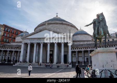 Riesige klassizistische Basilika San Francesco di Paula in der Innenstadt von Neapel, Süditalien Stockfoto