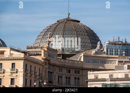 Riesige Glaskuppel der Galleria Umberto I, aus Glas und Stahl, in der Innenstadt von Neapel, Süditalien Stockfoto