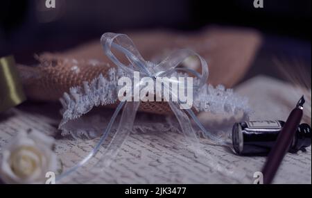 Komposition für Hochzeit mit Strumpfband Stockfoto