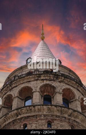 ISTANBUL, TÜRKEI - 18. Juni 2022: Galata-Turm, Galata-Turm, das berühmte historische Denkmal Istanbuls bei Sonnenuntergang. Vertikales Foto von unten aufgenommen. Stockfoto