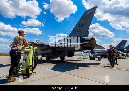 Th Air Base, Rumänien. 12.. Juli 2022. Mitglieder des Expeditionary Fighter Squadron 510. führen auf einer F-16 Fighting Falcon auf der 86. Air Base, Rumänien, 12. Juli 2022 Vorflugkontrollen durch. Die 510. EFS wird vom 31.-Kampfflügel auf der Aviano Air Base, Italien, eingesetzt, um die verstärkten Luftpolizierungseinsätze der NATO zu unterstützen. Quelle: U.S. Air Force/ZUMA Press Wire Service/ZUMAPRESS.com/Alamy Live News Stockfoto