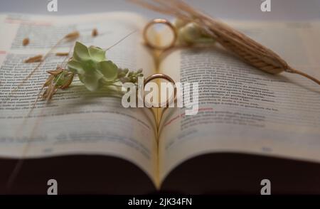 Hochzeitskomposition mit Eheringen Stockfoto