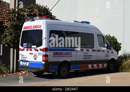 White Ambulance Victoria Clinic Transport Services Vehicle, ein Mercedes-Benz Sprinter-Van, der auf einem Hof vor einem Gebäude abgestellt wurde Stockfoto