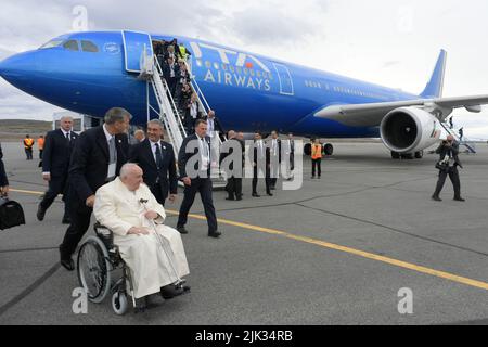 Iqaluit, Kanada, 29. Juli 2022. Papst Franziskus trifft am Internationalen Flughafen Iqaluit ein und trifft einige ehemalige Schüler der Wohnschulen (Foto: Vatican Media). Quelle: Vatican Media/Picciarella/Alamy Live News Stockfoto