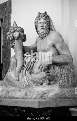 NEAPEL, ITALIEN - 06. MAI 2022 - Statue des römischen Gottes des Nils, Süditalien Stockfoto