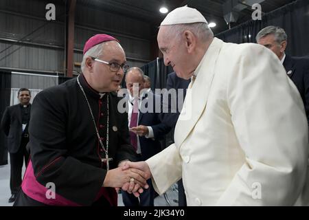 Iqaluit, Kanada, 29. Juli 2022. Papst Franziskus trifft am Internationalen Flughafen Iqaluit ein und trifft einige ehemalige Schüler der Wohnschulen (Foto: Vatican Media). Quelle: Vatican Media/Picciarella/Alamy Live News Stockfoto