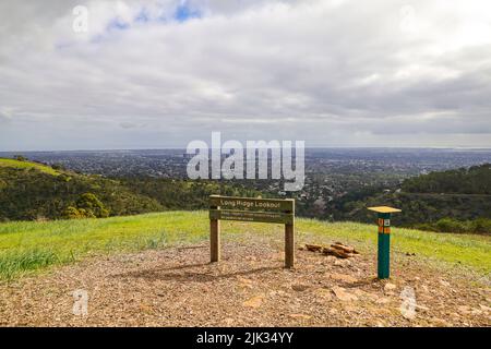 Herrlicher Blick auf die Stadt Adelaide vom Long Ridge Lookout Point im Cleland National Park in Südaustralien Stockfoto