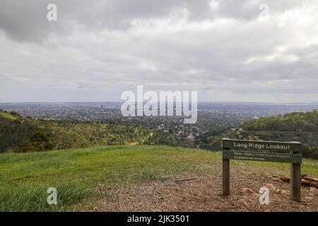 Herrlicher Blick auf die Stadt Adelaide vom Long Ridge Lookout Point im Cleland National Park in Südaustralien Stockfoto