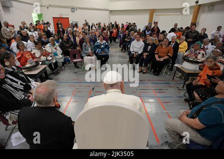 Iqaluit, Kanada, 29. Juli 2022. Papst Franziskus trifft am Internationalen Flughafen Iqaluit ein und trifft einige ehemalige Schüler der Wohnschulen (Foto: Vatican Media). Quelle: Vatican Media/Picciarella/Alamy Live News Stockfoto