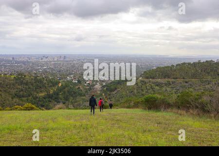 Besucher des Cleland National Park machen einen Spaziergang auf einem der vielen Wanderwege vom Long Ridge Lookout Point mit Blick auf Adelaide City. Stockfoto