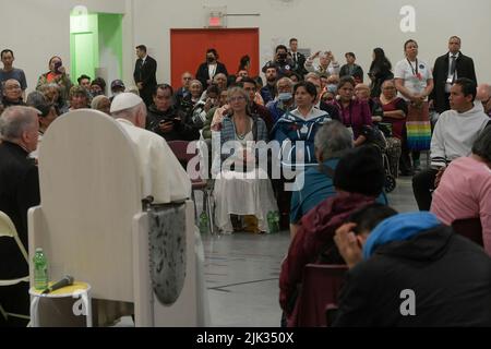 Iqaluit, Kanada, 29. Juli 2022. Papst Franziskus trifft am Internationalen Flughafen Iqaluit ein und trifft einige ehemalige Schüler der Wohnschulen (Foto: Vatican Media). Quelle: Vatican Media/Picciarella/Alamy Live News Stockfoto