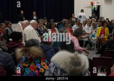Iqaluit, Kanada, 29. Juli 2022. Papst Franziskus trifft am Internationalen Flughafen Iqaluit ein und trifft einige ehemalige Schüler der Wohnschulen (Foto: Vatican Media). Quelle: Vatican Media/Picciarella/Alamy Live News Stockfoto