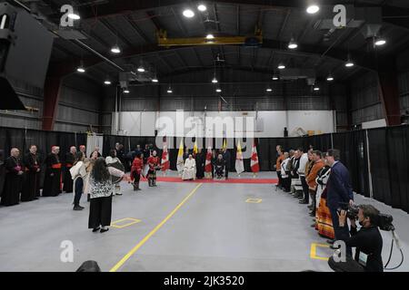 Iqaluit, Kanada, 29. Juli 2022. Papst Franziskus bei einer Abschiedszeremonie aus Kanada auf dem Flughafen Iqaluit (Foto: Vatican Media). Quelle: Vatican Media/Picciarella/Alamy Live News Stockfoto