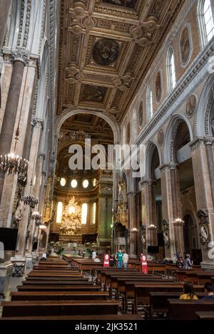 NEAPEL, ITALIEN - 06. MAI 2022 - im Inneren der Kathedrale von Neapel, Italien Stockfoto