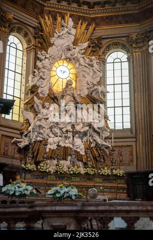 NEAPEL, ITALIEN - 06. MAI 2022 - im Inneren der Kathedrale von Neapel, Italien Stockfoto