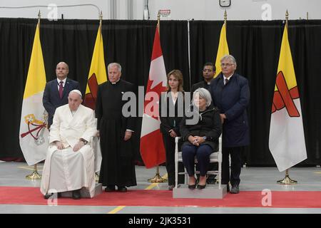 Iqaluit, Kanada, 29. Juli 2022. Papst Franziskus mit der kanadischen Generalgouverneurin Mary Simon bei einer Abschiedszeremonie aus Kanada auf dem Flughafen Iqaluit (Foto: Vatican Media). Quelle: Vatican Media/Picciarella/Alamy Live News Stockfoto