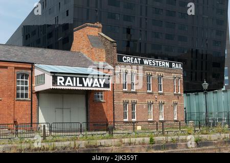 Großes Lagerhaus der Western Railway mit Mann Island Gebäude im Hintergrund. Liverpool, Großbritannien Stockfoto