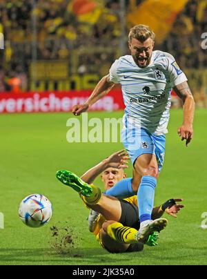 München, Deutschland. 29.. Juli 2022. Nico Schlotterbeck (unten) aus Dortmund macht einen Rutschanfalle während eines Fußballspiels der ersten Runde des Deutschen Pokals zwischen dem TSV 1860 München und Borussia Dortmund in München, Deutschland, 29. Juli 2022. Quelle: Philippe Ruiz/Xinhua/Alamy Live News Stockfoto