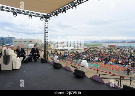 Kanada. 29.. Juli 2022. Kanada, Iqaluit, 2022/07/29 Papst Franziskus bei seinem Treffen mit Indigenen an der Nakasuk-Schule in Iqaluit, Nunavut, Kanada Foto von Vatican Mediia/Catholic Press Photo . BESCHRÄNKT AUF REDAKTIONELLE VERWENDUNG - KEIN MARKETING - KEINE WERBEKAMPAGNEN. Kredit: Unabhängige Fotoagentur Srl/Alamy Live Nachrichten Stockfoto