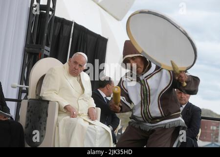 Kanada. 29.. Juli 2022. Kanada, Iqaluit, 2022/07/29 Papst Franziskus bei seinem Treffen mit Indigenen an der Nakasuk-Schule in Iqaluit, Nunavut, Kanada Foto von Vatican Mediia/Catholic Press Photo . BESCHRÄNKT AUF REDAKTIONELLE VERWENDUNG - KEIN MARKETING - KEINE WERBEKAMPAGNEN. Kredit: Unabhängige Fotoagentur Srl/Alamy Live Nachrichten Stockfoto