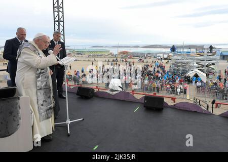 Kanada. 29.. Juli 2022. Kanada, Iqaluit, 2022/07/29 Papst Franziskus bei seinem Treffen mit Indigenen an der Nakasuk-Schule in Iqaluit, Nunavut, Kanada Foto von Vatican Mediia/Catholic Press Photo . BESCHRÄNKT AUF REDAKTIONELLE VERWENDUNG - KEIN MARKETING - KEINE WERBEKAMPAGNEN. Kredit: Unabhängige Fotoagentur Srl/Alamy Live Nachrichten Stockfoto