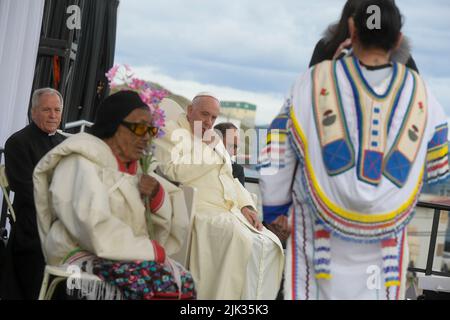 Kanada. 29.. Juli 2022. Kanada, Iqaluit, 2022/07/29 Papst Franziskus bei seinem Treffen mit Indigenen an der Nakasuk-Schule in Iqaluit, Nunavut, Kanada Foto von Vatican Mediia/Catholic Press Photo . BESCHRÄNKT AUF REDAKTIONELLE VERWENDUNG - KEIN MARKETING - KEINE WERBEKAMPAGNEN. Kredit: Unabhängige Fotoagentur Srl/Alamy Live Nachrichten Stockfoto