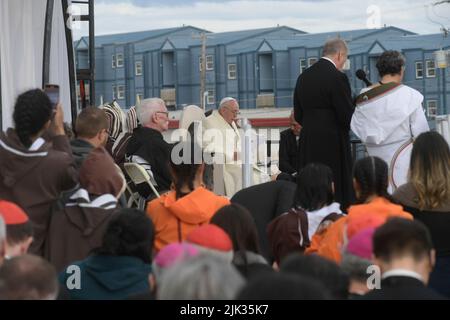 Kanada. 29.. Juli 2022. Kanada, Iqaluit, 2022/07/29 Papst Franziskus bei seinem Treffen mit Indigenen an der Nakasuk-Schule in Iqaluit, Nunavut, Kanada Foto von Vatican Mediia/Catholic Press Photo . BESCHRÄNKT AUF REDAKTIONELLE VERWENDUNG - KEIN MARKETING - KEINE WERBEKAMPAGNEN. Kredit: Unabhängige Fotoagentur Srl/Alamy Live Nachrichten Stockfoto