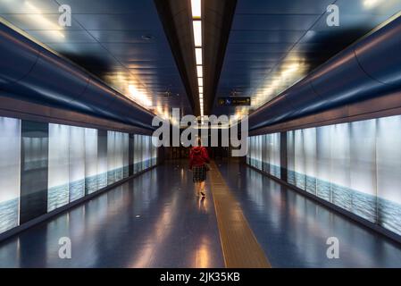 NEAPEL, ITALIEN - 06. MAI 2022 - modernes Design der Metrostation Toledo in der Innenstadt von Neapel, Italien Stockfoto