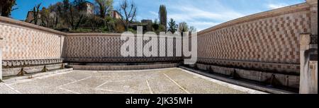 Berühmter mittelalterlicher Brunnen von 99 Ausbrüchen in der Altstadt von L'Aquila, Abruzzi in Italien Stockfoto