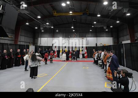 Kanada. 29.. Juli 2022. Kanada, Iqaluit, 2022/07/29 Papst Franziskus während der Abschiedszeremonie auf dem Flughafen in Iqaluit, Nunavut, Kanada Foto von Vatican Mediia/Catholic Press Photo . BESCHRÄNKT AUF REDAKTIONELLE VERWENDUNG - KEIN MARKETING - KEINE WERBEKAMPAGNEN. Kredit: Unabhängige Fotoagentur Srl/Alamy Live Nachrichten Stockfoto