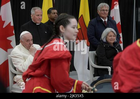 Kanada. 29.. Juli 2022. Kanada, Iqaluit, 2022/07/29 Papst Franziskus während der Abschiedszeremonie auf dem Flughafen in Iqaluit, Nunavut, Kanada Foto von Vatican Mediia/Catholic Press Photo . BESCHRÄNKT AUF REDAKTIONELLE VERWENDUNG - KEIN MARKETING - KEINE WERBEKAMPAGNEN. Kredit: Unabhängige Fotoagentur Srl/Alamy Live Nachrichten Stockfoto